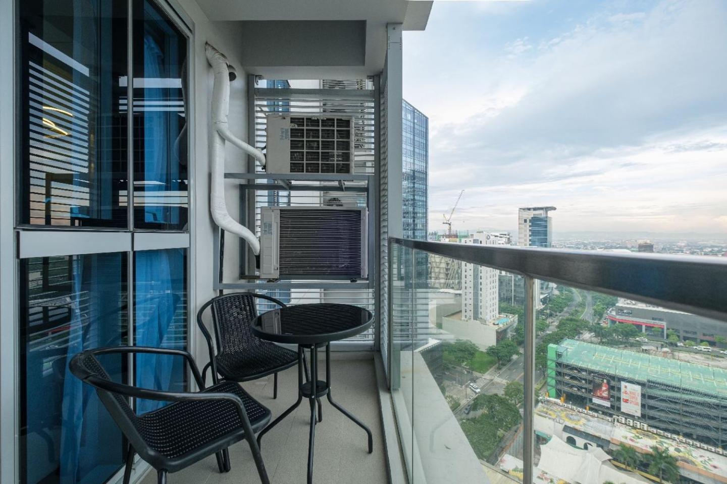 Uptown Parksuites Apartments Tower 2 Bgc By Ph Staycation Манила Экстерьер фото